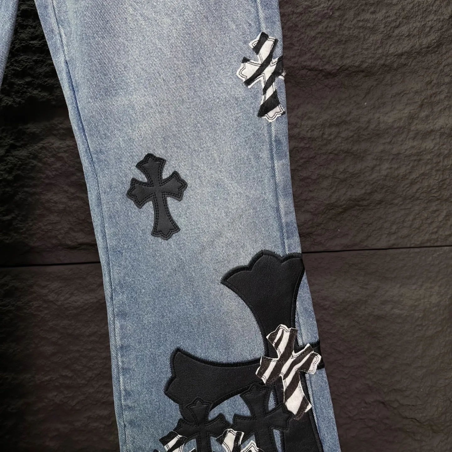 P290 GALLERY DEPT. & Croixin co-branded 2025 new retro zebra print black large cross leather couple's bootcut jeans 🔥High version🔥High version🔥 Top ceiling quality Styles with different wash textures, very friendly to people with thin legs and thick legs, the bootcut version is very flattering leg shape Timeless moderate length, easy to match with casual, basic styling for various styles, a must-have in the wardrobe! The fabric is stiff but also makes the upper body soft without losing texture. The washing process is even more perfect. It is a must-have item for everyone! ! ! Washed wheat, hang tag, pants label, three complete labels, color: blue, size: 28, 30, 32, 34, 36 (five sizes)